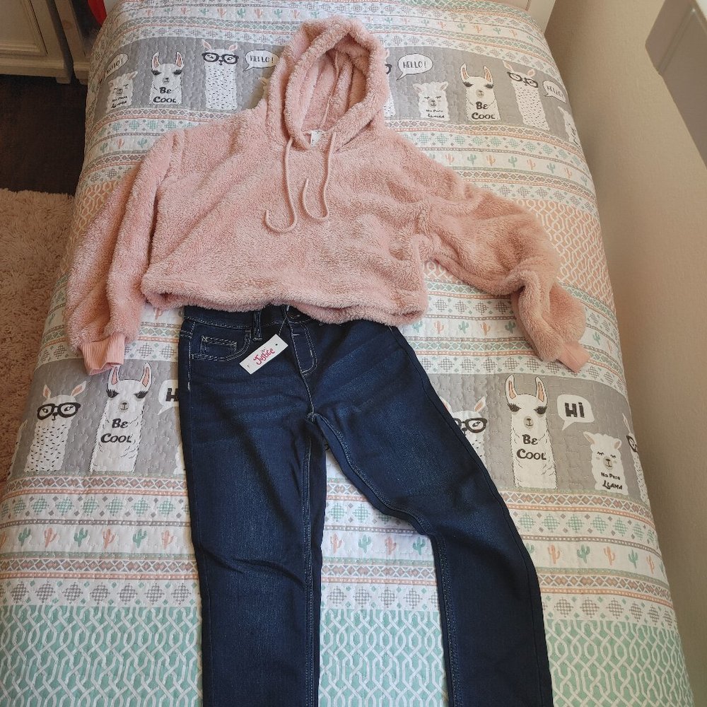 YOUNG GIRL'S STYLISH OUTFIT JEANS/TOP